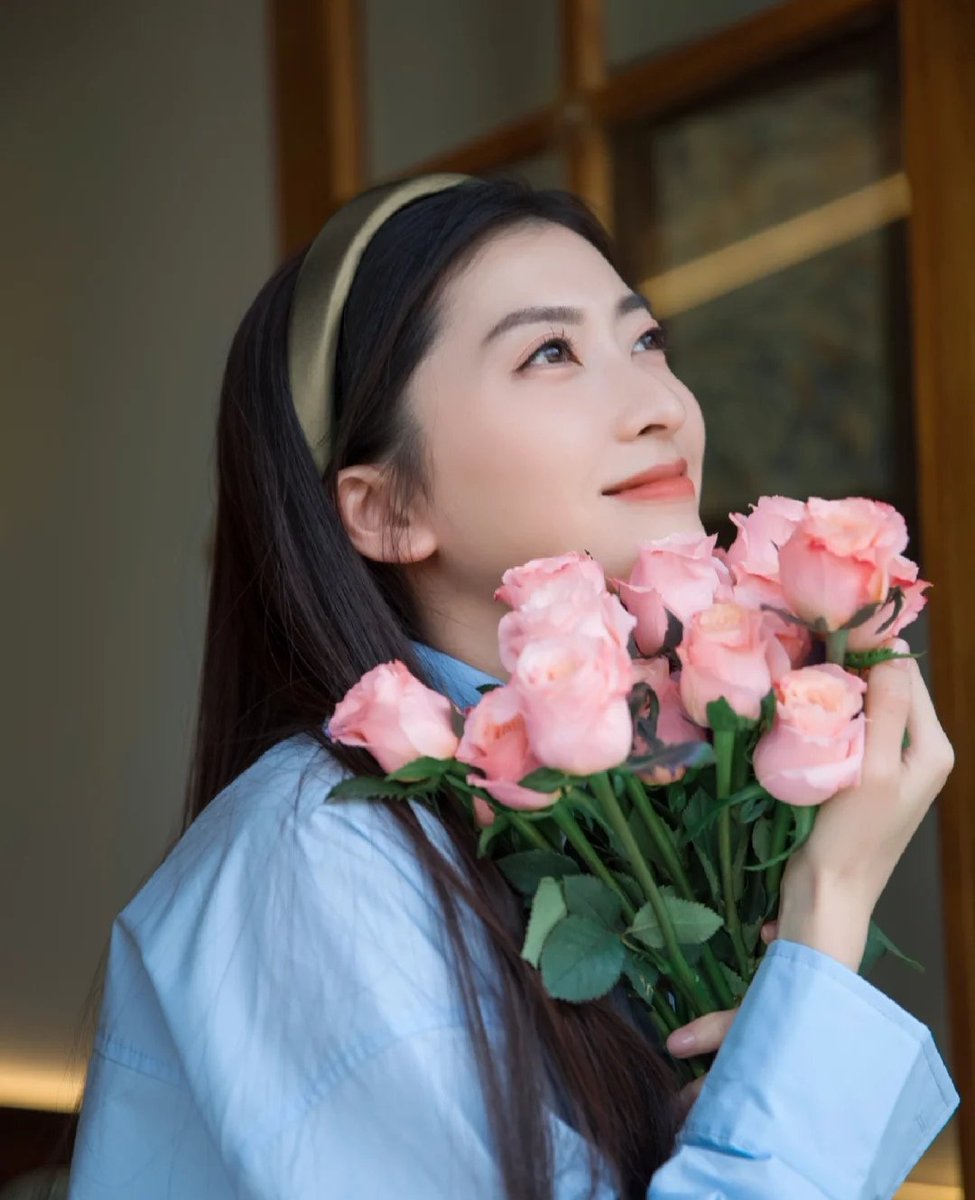 模仿一下最近很火的刘亦菲的捧花动作😆