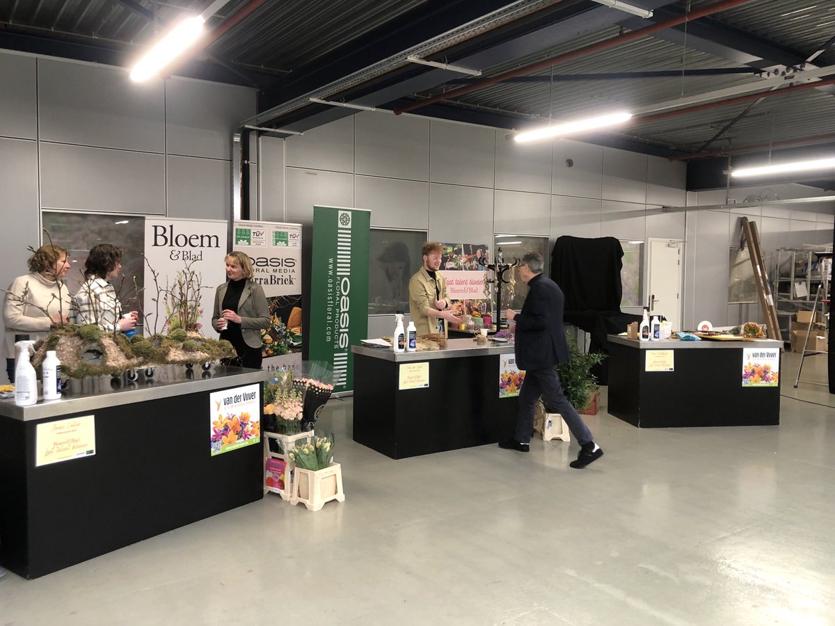 We gaan bijna beginnen met de Talent  Award van #BloemenBlad. Janine, Dani en Anne zijn er klaar voor.