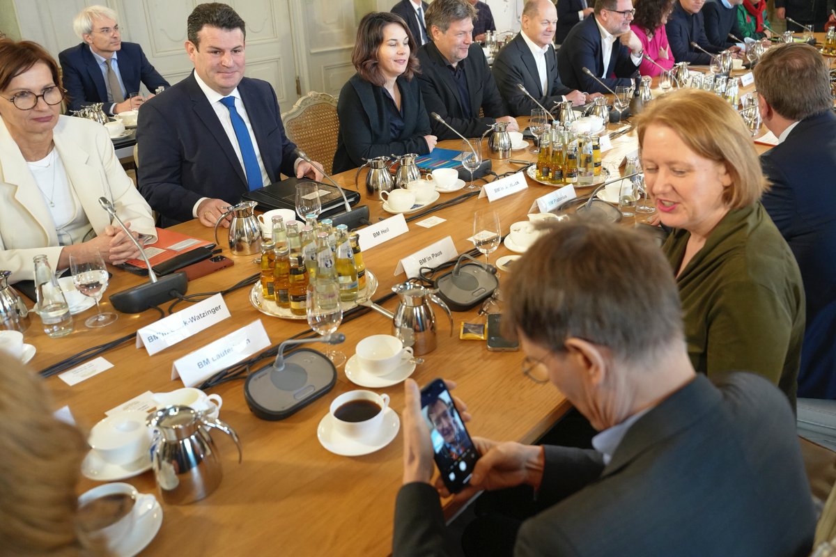 jreichelt's tweet photo. Die Eitelkeit des Clowns. https://t.co/92Y8koon3H