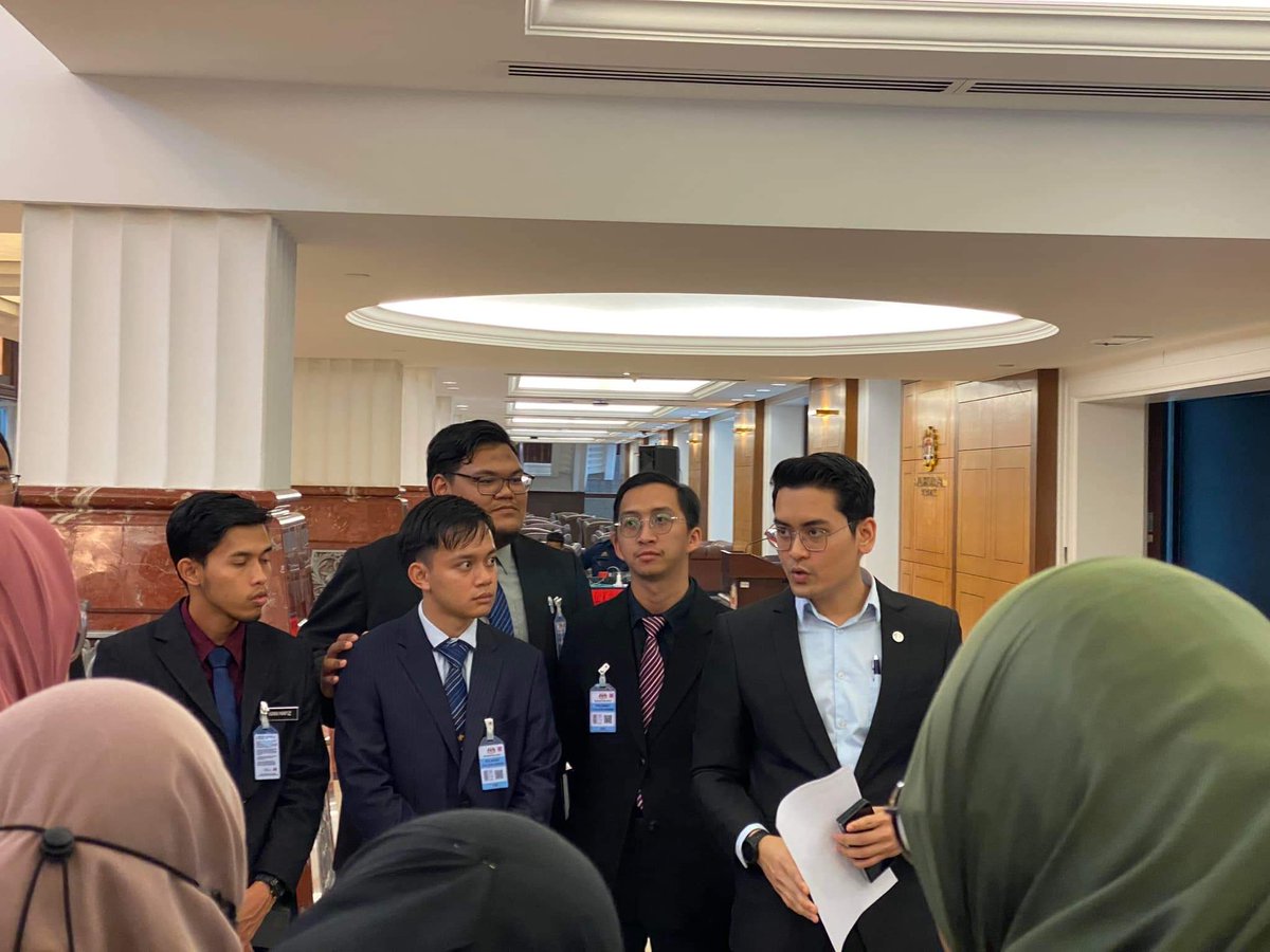 taufiqjoharii's tweet photo. Menerima kunjungan Persatuan Kebangsaan Pelajar Islam Malaysia (PKPIM) di Parlimen.

Saya turut menerima penyerahan Memorandum Cadangan PKPIM Berkaitan AUKU.

Saya mendapatkan pandangan para mahasiswa dan hari ini saya telah masukkan dalam ucapan perbahasan saya di Dewan Rakyat https://t.co/IGrb7lqAmv
