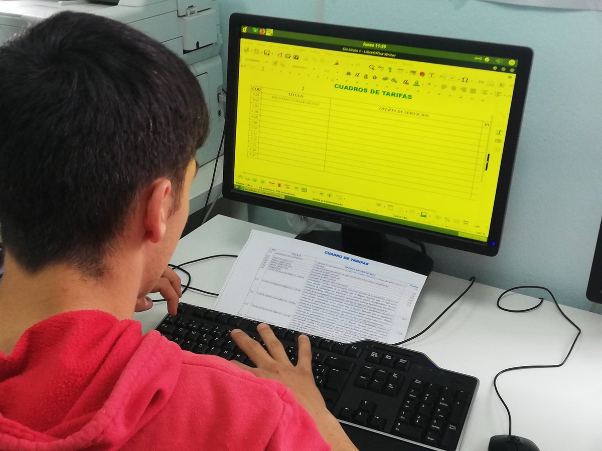 CGFuenteplata's tweet photo. 🔵 Nuestro grupo de mayores comienza con la ofimática básica, hoy haciendo tablas en un documento de texto.

#CompetenciasDigitales #Guadalinfo #CAPIFuenteplata https://t.co/ei2Bch6z1X