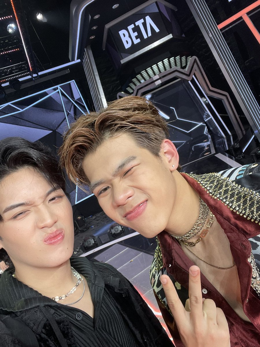 aliazhl's tweet image. ยินดีด้วยนะค้าบบ ขอให้โชคดีกับเส้นทางหลังจากนี้นะ จะคอยซัพพอร์ตพวกพี่ไปเรื่อยๆเลย รักมั่กๆ รอเต้นเพลงเด แล้ว พร้อมมาก อยากเต้นสุดๆ (ลืมถ่ายรูปกับพี่ถั่ว😵‍💫🥹)
#ProjectAlphaTH 
#ProjectAlphaTHFinalEP