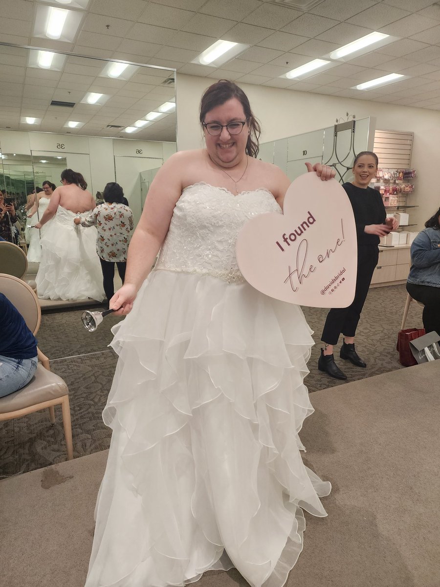 I embarrassed the hell out of myself today and went wedding dress shopping for the very first time... alone. 

But I was so thrilled when I had my magical moment, shared with everyone else around me giving me support and being so kind ❤️ Thanks @davidsbridal