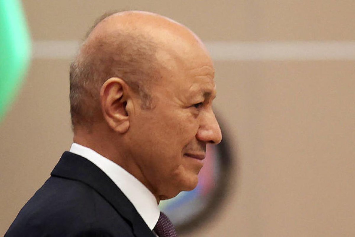 (خرج ولم يعد)
على كل يمني ويمنية الإعتزاز بإرادةالعظيمةصنعاء والتشبث بروحهاالمتوثبة ونضالاتهاالمجيدة
إن الخارج يفقس دجاجا ويصنع نعاجا وأدوات فقط أماالقادة فهم دائما(صنع محلي)
قد أكون قاسيا لكنني في الواقع أقدم دروساً في حب الأوطان وغدا يواجه محيطنا نفس العبث ويدرك جمال هذه الدروس