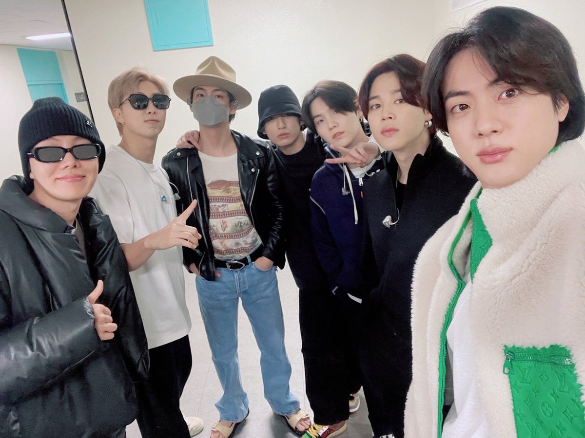 kmomochan's tweet photo. I vote #BTSArmy for #BestFanArmy at the #iHeartAwards https://t.co/W6qJu5qy6W