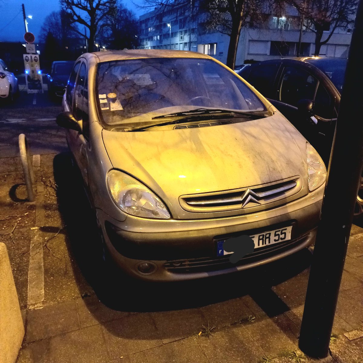 FreddyLeb's tweet photo. Bonjour @CaenOfficiel c'est pour un #sosrue.
Ça va faire 2 mois que ce véhicule immatriculé dans la Meuse n'a pas bougé du parking rue d'Anisy, vu son état, ça ressemble à un véhicule abandonné, pouvez vous mettre en œuvre son évacuation afin de libérer cette place ? Merci https://t.co/l3HVysVBxa