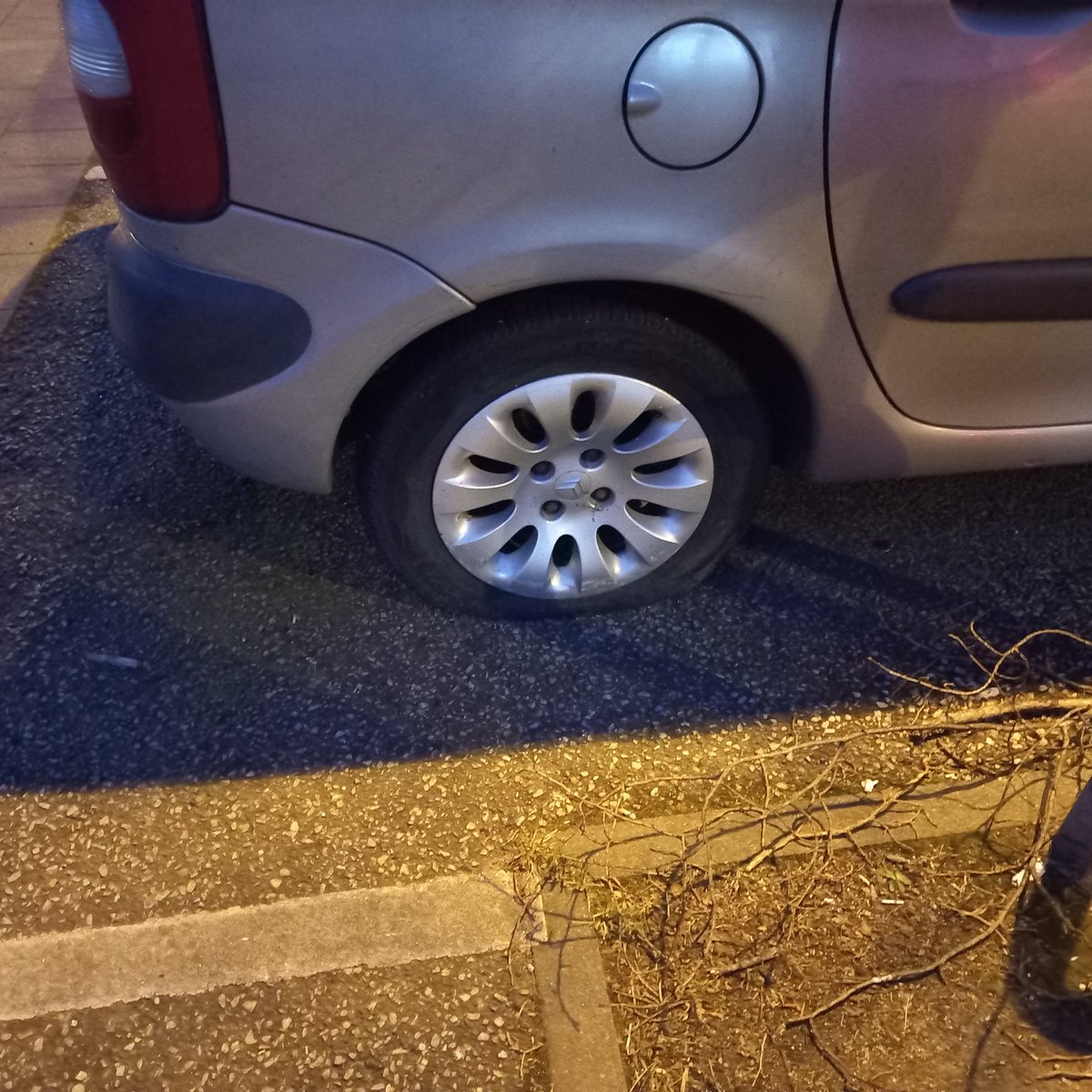 FreddyLeb's tweet photo. Bonjour @CaenOfficiel c'est pour un #sosrue.
Ça va faire 2 mois que ce véhicule immatriculé dans la Meuse n'a pas bougé du parking rue d'Anisy, vu son état, ça ressemble à un véhicule abandonné, pouvez vous mettre en œuvre son évacuation afin de libérer cette place ? Merci https://t.co/l3HVysVBxa