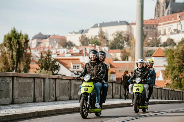 Ulice se opět zelenají. 💚 Startujeme už 5. sezonu, a to se stejným počtem skútru jako jsme končili na podzim. Věříme, že tato sezona bude ještě úspěšnější než ta předchozí. Hurá na skútry! 🛵 #beridercom