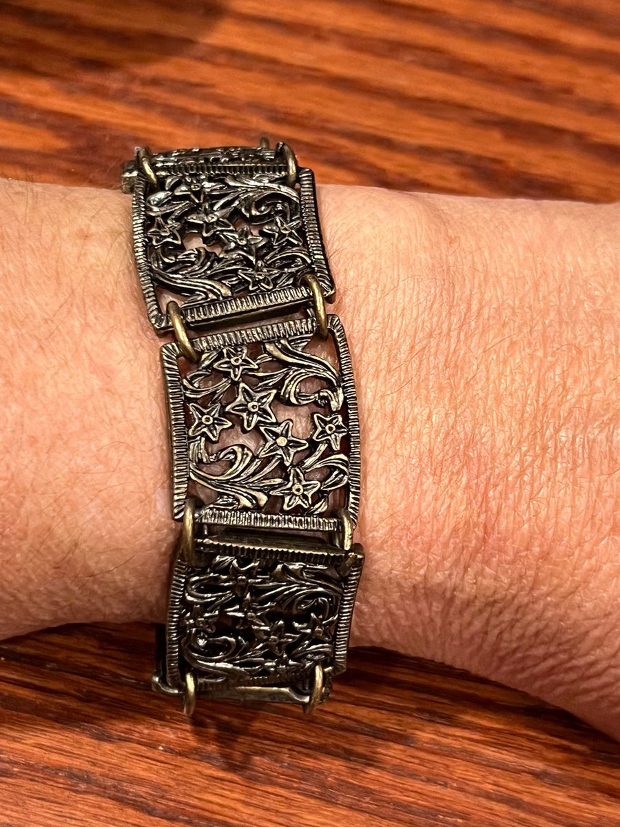 RiverToTheSeaF's tweet image. Vintage Open Panel Link Floral Bracelet Filigree Flowers Antique Bronze Unique #bracelet #openlink #flowerbracelet #bronze  etsy.me/3ZqfRdH