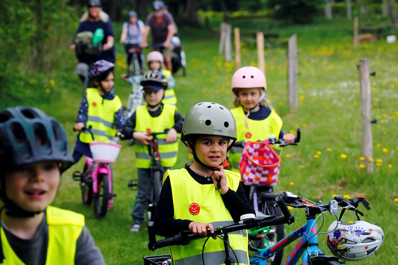 With a bit of training and an appropriately safe environment, 5-6 year old kids can ride up to 25 km. And that is exactly what Kindergarten Haven in #Aarhus does. Article in Danish 🇩🇰🚴‍♀️💪 bit.ly/3ZnedcT