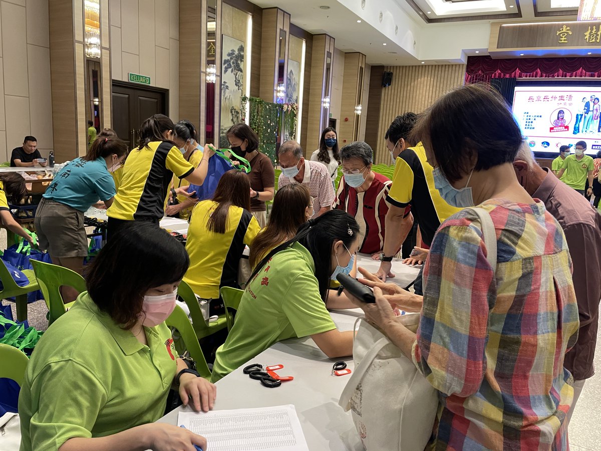 PantaiHospMK's tweet photo. Pantai Hospital Ayer Keroh recently organised a health forum to educate the public on preventing the 3-Highs and managing the pain of aging. The participants learned how to stay healthy with Dr Tay Hui Sian.
#PHAK #PantaiHospitalAyerKeroh #CaringFromTheHeart https://t.co/WU5O6ymKSz