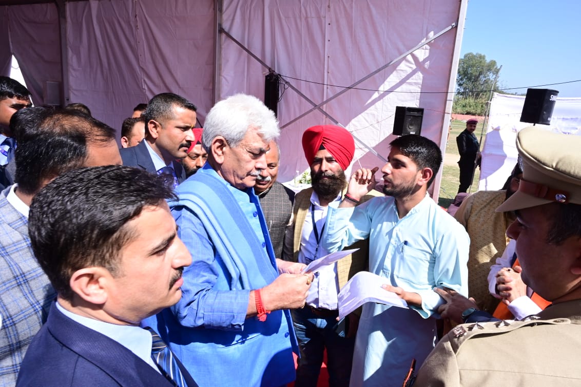 OfficeOfLGJandK's tweet photo. We had started outreach programmes in 2021 for families living outside UT so that no one is left behind in any welfare scheme &amp; focusing on skilling, self employment, social assistance, financial inclusion to aid economic development &amp; financial stability. @narendramodi @AmitShah https://t.co/GqPmUdpXcS