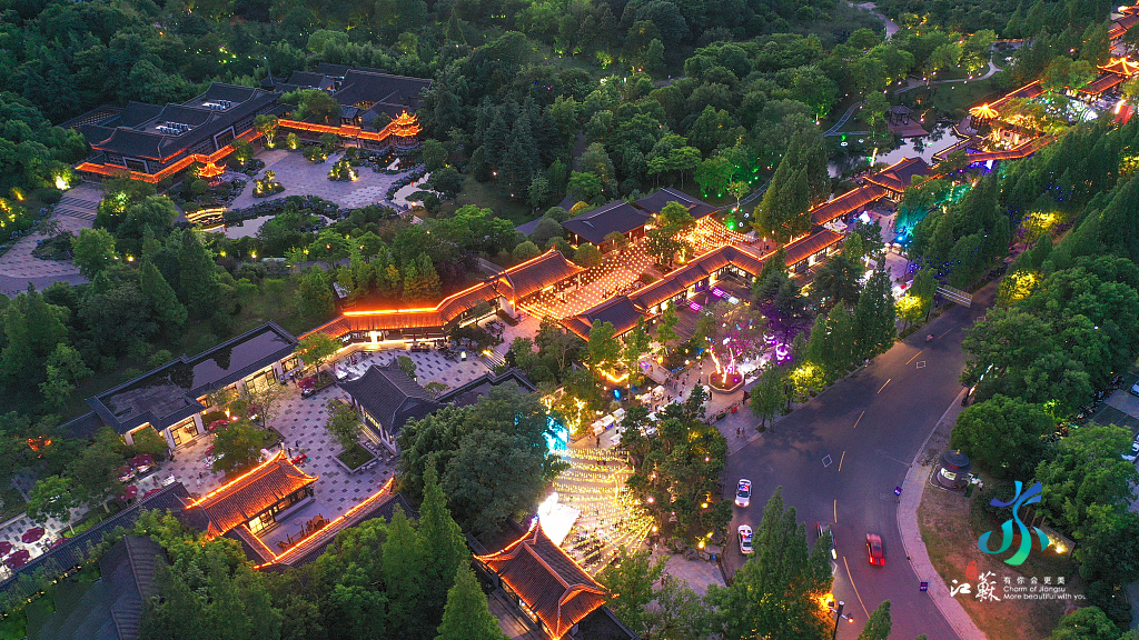 VisitJiangsu's tweet photo. #DiscoverJS The month of March is the best time to visit Yangzhou. We recommend Changchun Road, home not only to the famous Slender West Lake, but also some high-end gourmet restaurants such as the Quyuan Tea House and Yangzhou Banquet Hall. #InsiderJS https://t.co/tyThIzG2Ud