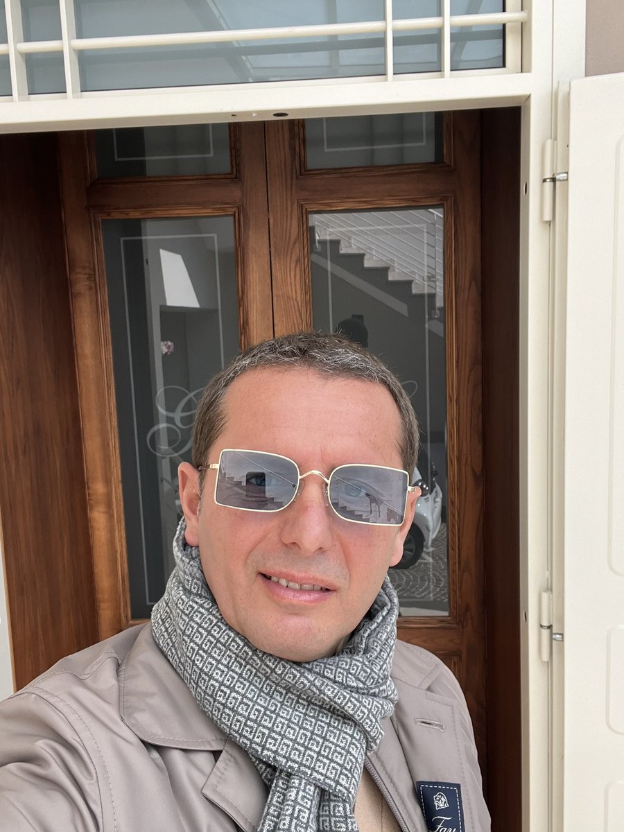 giuseppebros's tweet photo. #autoscatto #BuongiornoATutti https://t.co/1joOcs2i7k