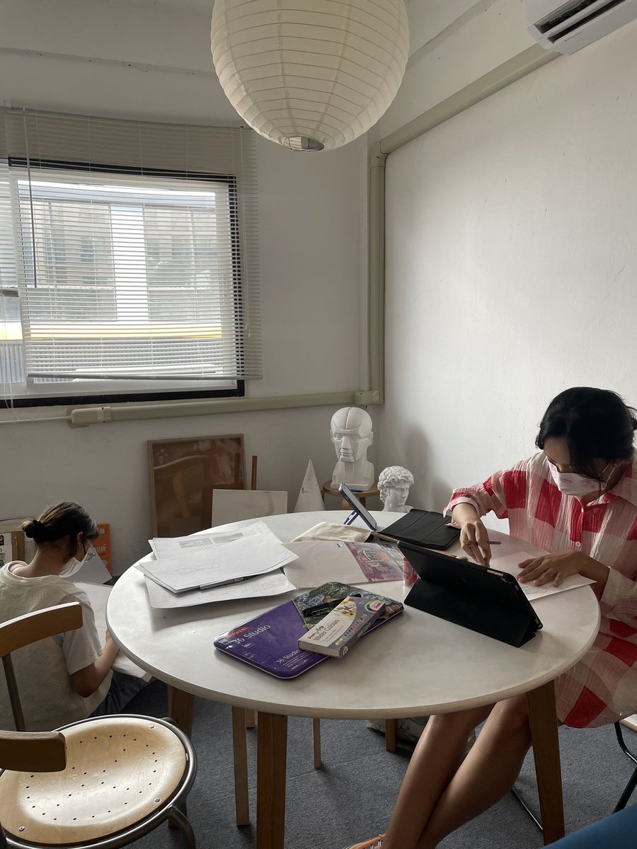 arternoonbkk's tweet photo. คลาสทดลองเรียนวันนี้กับวิชาพื้นฐาน Drawing และ Fashion Sketch 😆 ดีใจที่น้องๆได้ผลงานกลับไปกันนะ มาเริ่มติวกันตั้งแต่ม.4 ม.5 แบบนี้ สอบติดแน่นอนค่า #dek67 #dek68 #dek69 https://t.co/jXwbZFRk4j