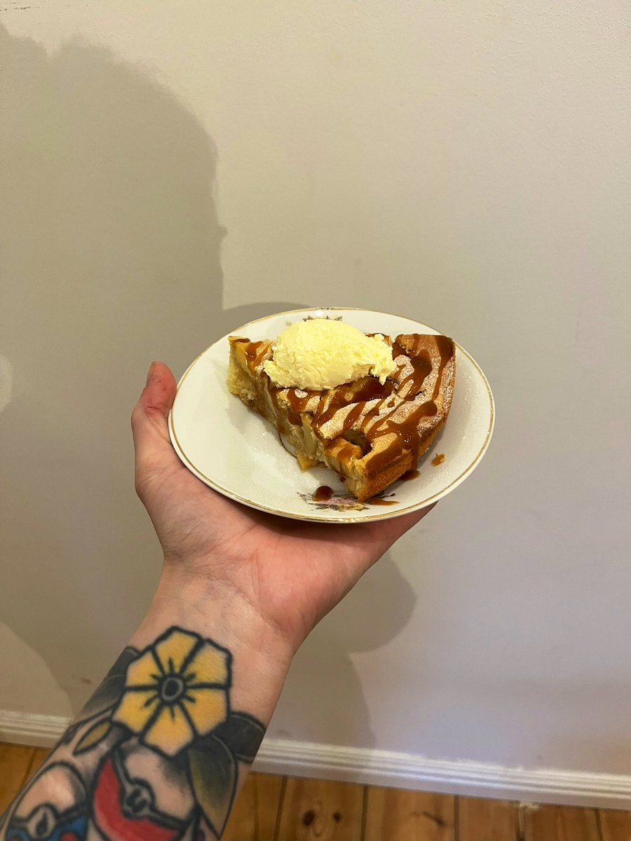 GrumpyEmmi's tweet photo. Das beste daran wenn man gestern für sich ganz allein apfelkuchen bäckt ist dass man heute zum frühstück immer noch apfelkuchen hat ❤️ #pixiepause https://t.co/7zMG20gcPh