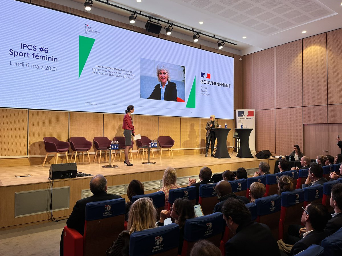 AOC1978's tweet image. A 2 jours du #8Mars, je réunis avec @RomeIsabelle les acteurs du sport 🇫🇷 dans le cadre d&apos;un #IPCS dédié au sport féminin. 
L&apos;occasion de réfléchir sur :
➡️ la promotion &amp;amp; le développement de la pratique féminine,
➡️ les solutions pour nos championnes et le sport pro féminin 💪