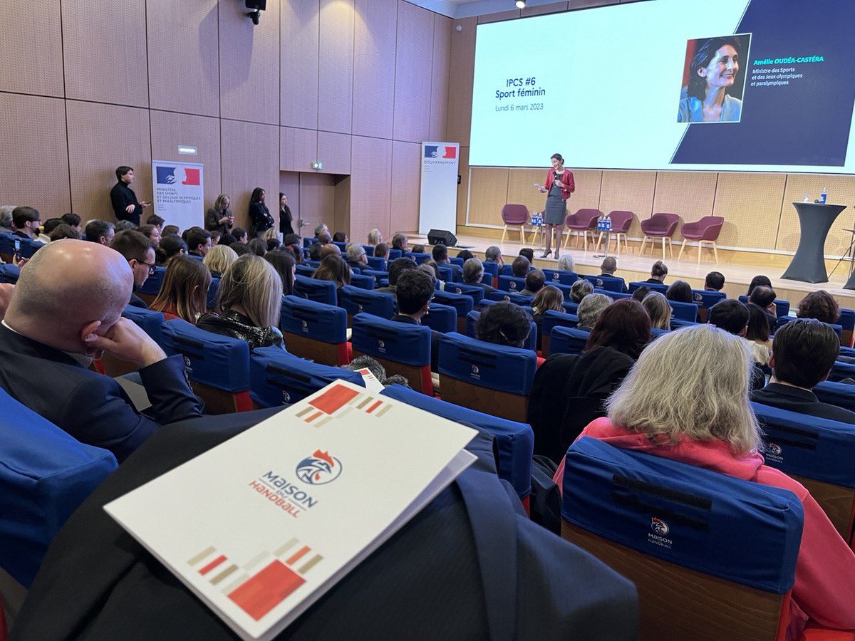 AOC1978's tweet image. A 2 jours du #8Mars, je réunis avec @RomeIsabelle les acteurs du sport 🇫🇷 dans le cadre d&apos;un #IPCS dédié au sport féminin. 
L&apos;occasion de réfléchir sur :
➡️ la promotion &amp;amp; le développement de la pratique féminine,
➡️ les solutions pour nos championnes et le sport pro féminin 💪