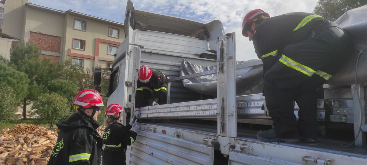 Ya estamos en Hatay (Turquía) y empezamos a descargar todo el material.