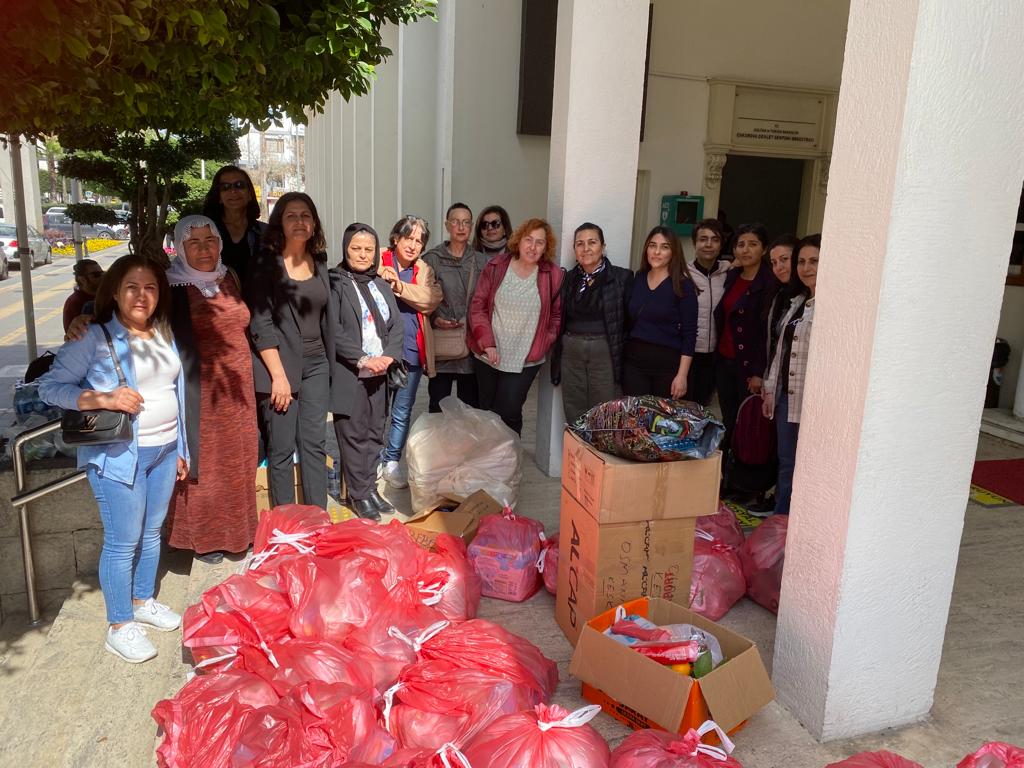 cukurovaTja's tweet photo. 8 mart etkinlikleri devam ediyor 
Kadınlarla dayanışma ve  omuz omuza mücadele ediyoruz 
Deprem bölgesindeki kadınların ihtiyaçları doğrultısunda hazırladığımız kolileri   jatay ve diğer deprem ilerine  götürmek    son hazırlıklarımız tamamlandı https://t.co/OEavYktq3C