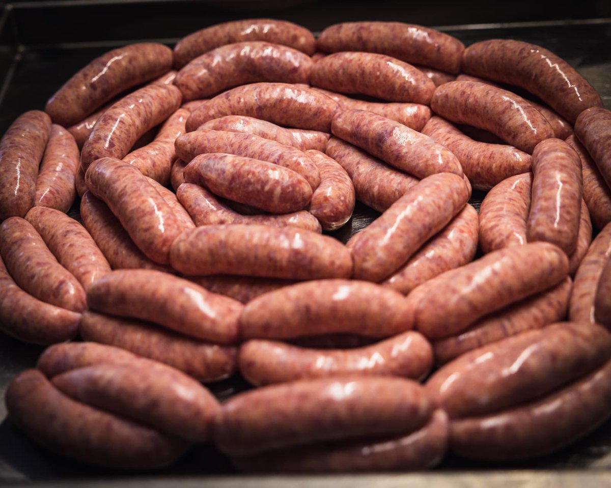 Celebrate #nationalbutchersweek in style with 5lbs of traditional pork sausages for just £19.99- All our sausages are handmade and hand-tied on site by our brilliant production team! 
#supportlocalBusiness #supportbritishfarmers #ordernow
