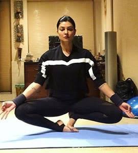 AyurvedaMonk's tweet photo. People r sharing these pics of #SushmitaSen regarding her #heartattack news &amp; questioning #yoga #Ayurveda #healthylifestyle
BUT
they won’t tell that SHE IS A SMOKER AS WELL

Always remember -Even 1 DROP of Poison is sufficient 2 turn a Milk glass into a Glass of Poison

#Ayurveda https://t.co/OpvlmfW7FU