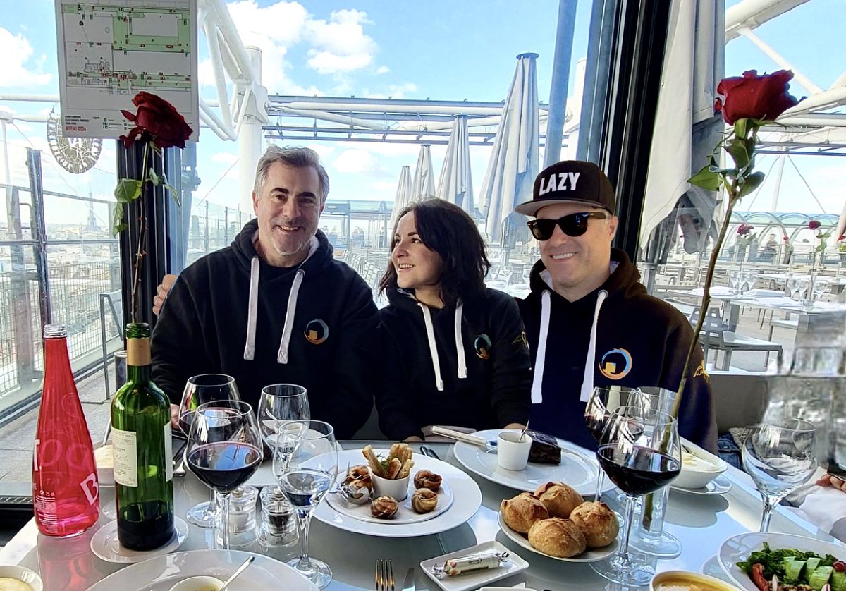 Cryptui0x's tweet image. Gm #CastleParty2023 

Below the lunch/brunch 182 days from now. 🍷 ☀️ 😃 

Would you like to join us? @ViolettaPJones @trevorjonesart 
#BitcoinAngel hoodies