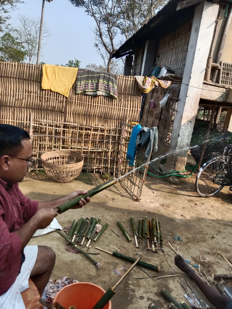 SwachhBharatGov's tweet photo. The most colourful festival is just around the corner!
Assam's micro-entrepreneurs are manufacturing eco-friendly water-guns to celebrate a #SwachhHoli. 

#SwachhHoli #GarbageFreeCities #VocalForLocal https://t.co/tabQ3b5gjN