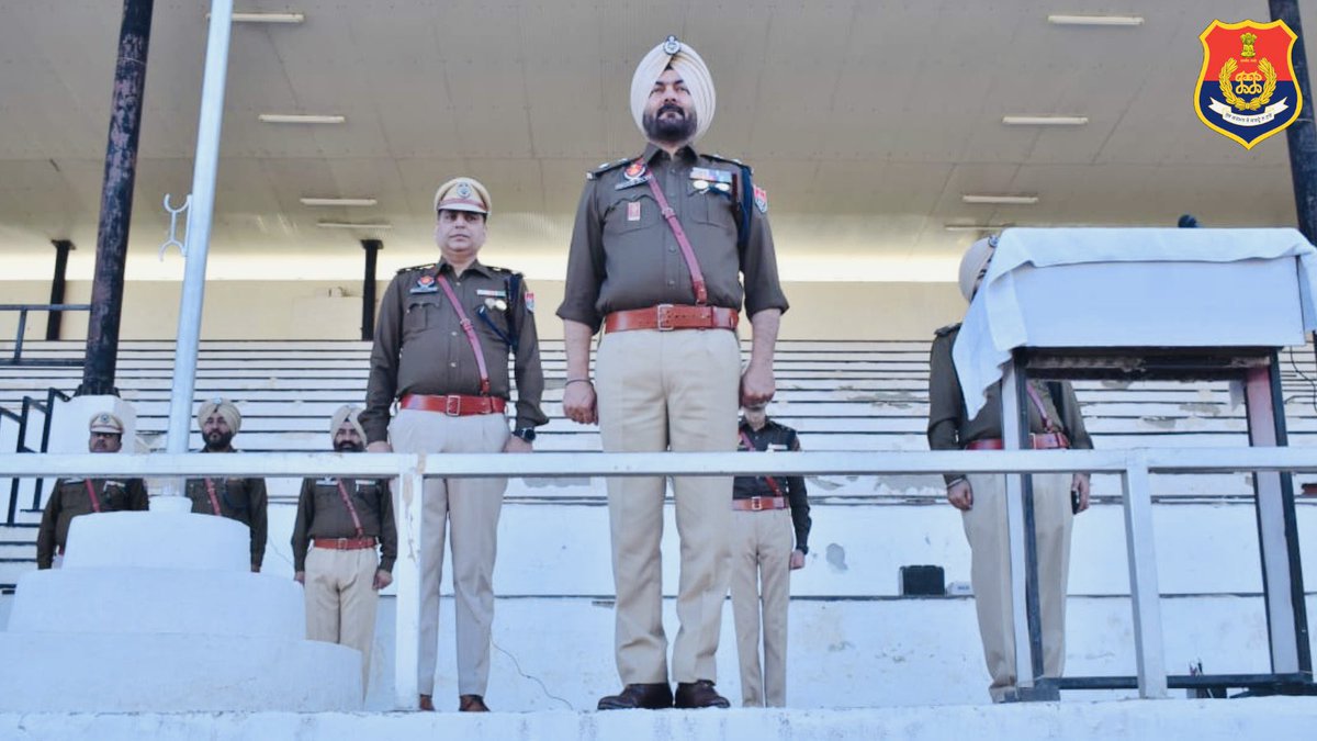 PathankotPolice's tweet photo. As many as 620 jawans &amp; officers march in full force at the Monday Parade in Pathankot, demonstrating top-notch preparedness for anti-agitation measures. Fitness levels &amp; equipment also scrutinized, ensuring optimum efficiency in the face of any challenge.#Pathankot #MondayParade https://t.co/ckZlUsWX4N