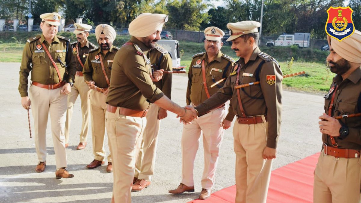 PathankotPolice's tweet photo. As many as 620 jawans &amp; officers march in full force at the Monday Parade in Pathankot, demonstrating top-notch preparedness for anti-agitation measures. Fitness levels &amp; equipment also scrutinized, ensuring optimum efficiency in the face of any challenge.#Pathankot #MondayParade https://t.co/ckZlUsWX4N