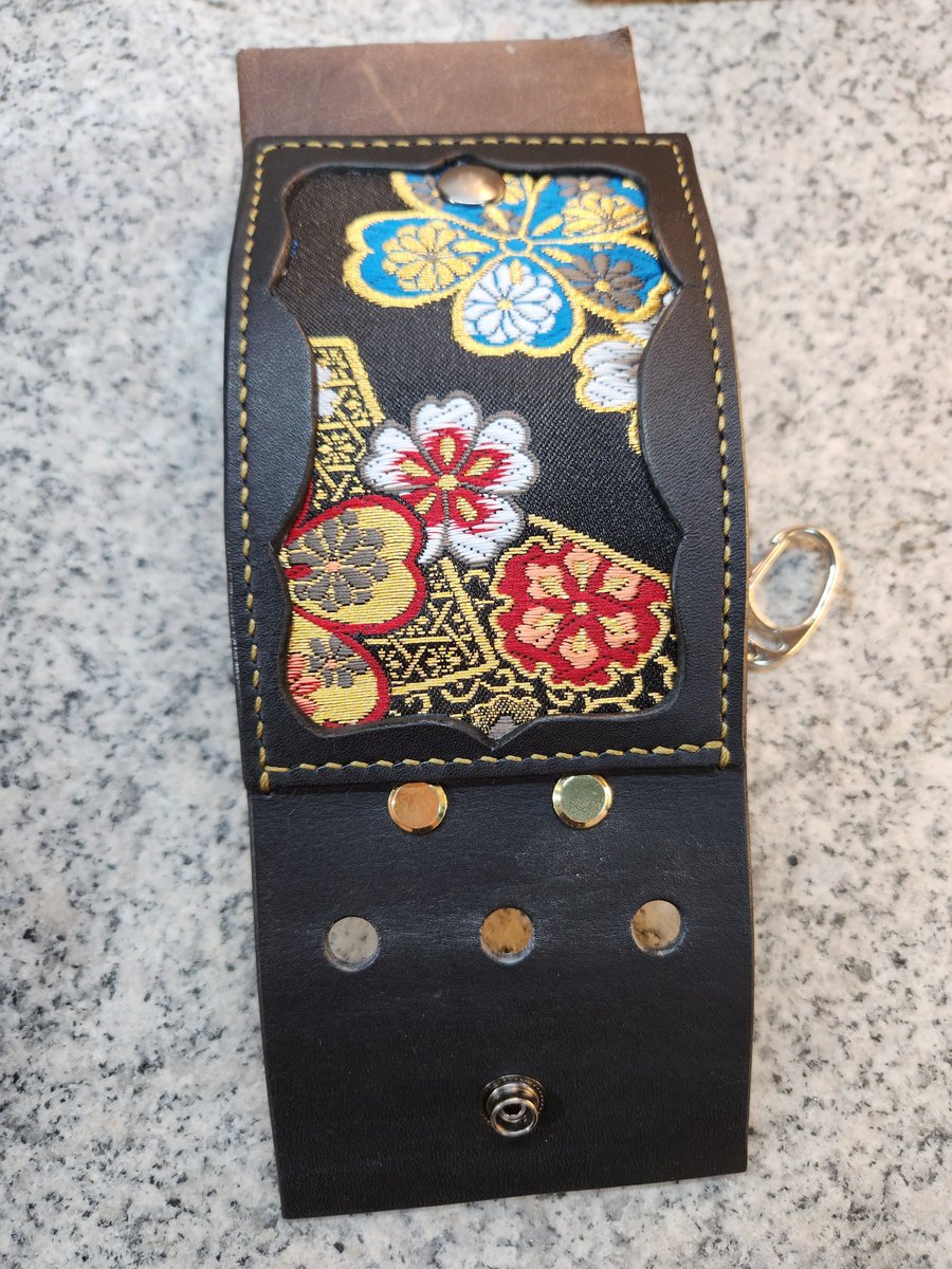 darumakichi's tweet photo. DM頂き黒革のフライトケース(クリスタルL付き)を御注文頂きました🙇‍♂️黒×金は凛とした美しさがありますね😍👌
有難う御座いました🙇‍♀️

気軽に革の色や金襴、レーザー彫刻などDMしてみて下さい👌打ち合わせが大好きな達磨基地でした🥳🥳

 #達磨基地  #DM待ってます  #Lstyle  #crystall  #フライトケース https://t.co/ixeiyVQcaT