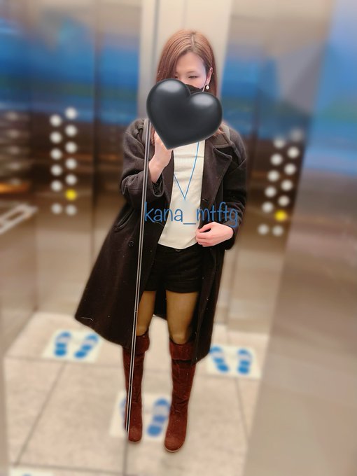 打ち合わせ行って来たと、エレベーターで撮った健全な写真と、打ち合わせ中お疲れ顔自撮り。 