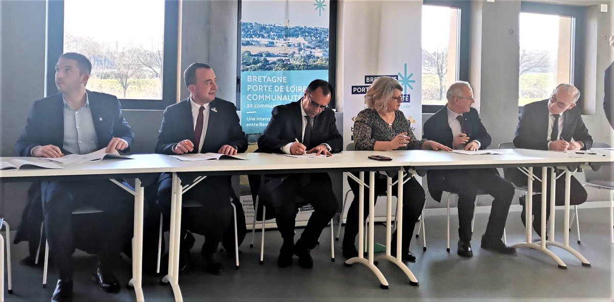 enedis_bretagne's tweet image. [Au cœur des territoires - Signature ✍️] @Enedis #Bretagne accompagne Bain de Bretagne et Grand Fougeray pour les aider à relever les défis autour de la #TransitionEcologique. Construisons ensemble les villes dynamiques et attractives de demain #PetiteVillesDeDemain