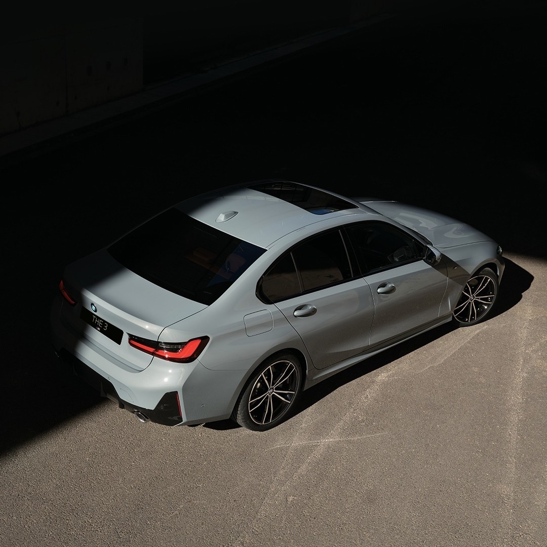 تنير لك الطريق
اكتشف امكانيات الفئة الثالثة الجديدة.

#BMWOman #BMW3Series #The3