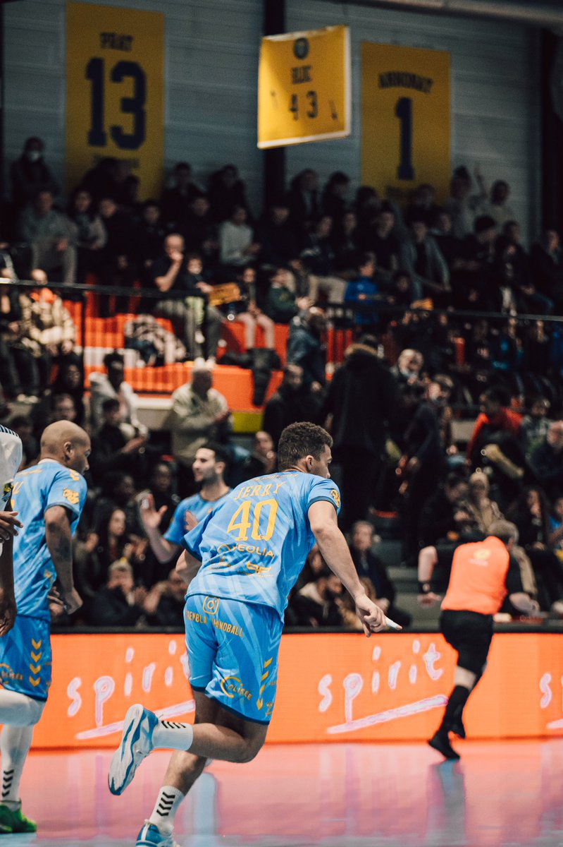 TremblayHB's tweet image. 𝗘𝗽𝗵𝗿𝗮𝗵𝗶𝗺 𝗝𝗲𝗿𝗿𝘆 📊

Quel match d’Ephrahim 😳

➡️ 🔟 buts
➡️ 67% de reussite 
➡️ 7️⃣ de la semaine ?

Alors vous en avez pensé quoi de ce match d’Ephrahim ? 

📸 @mgvishoot 

#tremblayhandball 💙💛 #rugirensemble 🐯#terredehandball #bleuetjaune💙💛 @LNHofficiel