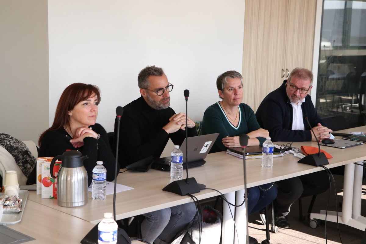 #VilleHôpital
Lundi, <a href="/FLeturque/">Frédéric Leturque 🇪🇺🇫🇷</a>, la CME et la Direction du <a href="/GHAT_62/">GH Artois-Ternois</a> ont rencontré les 3 CPTS du territoire
➡ L’objectif : Tisser un partenariat fort entre ces réseaux de professionnels libéraux et notre hôpital afin de faciliter l’accès aux soins pour la population du territoire