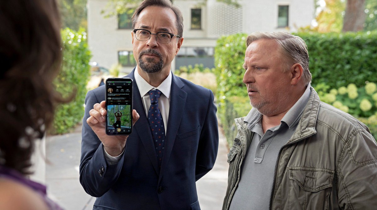 JJLFans's tweet photo. Gratulation zur Hammer-Quote! 😄
Quelle: ZDF Scope
Foto: ©WDR/Thomas Kost
@JanJosefLiefers #AxelPrahl #TatortMünster https://t.co/OZwdHMc7j9