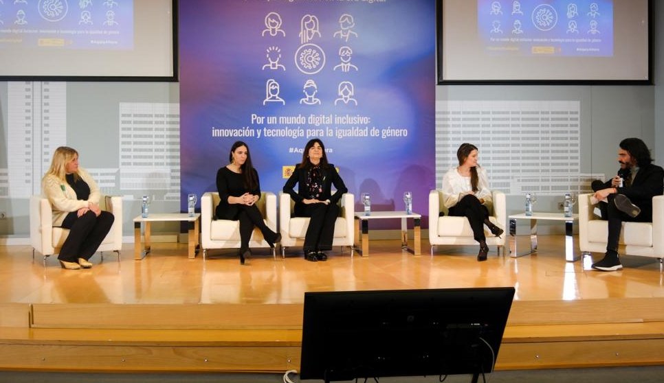 1⃣Mesa redonda: “#Digitalización y #emprendimiento: cerrando la brecha de género” 🗣️Claudia Gómez de @SenniorsCare 🗣️Tatiana Manso de @ArcelorMittal 🗣️Arantxa Alviz de #LaPipa 🗣️@MARIAGIRON de @Fund_Diversidad 🎤 @jaimegcantero de @retinate