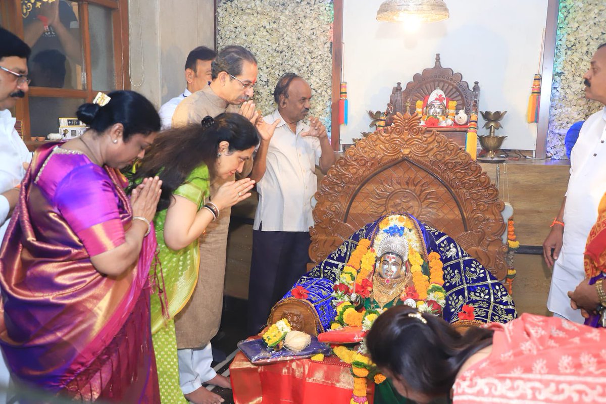 SaamanaOnline's tweet photo. शिवसेना (उद्धव बाळासाहेब ठाकरे) पक्षाचे पक्षप्रमुख उद्धव ठाकरे यांनी सपत्नीक भरणे, खेड येथील श्री देवी काळकाई देवीचे दर्शन घेतले. 

#SaamanaOnline #UddhavThackeray #RashmiThackeray #Khed #Bharne https://t.co/ng0xadX0ZU