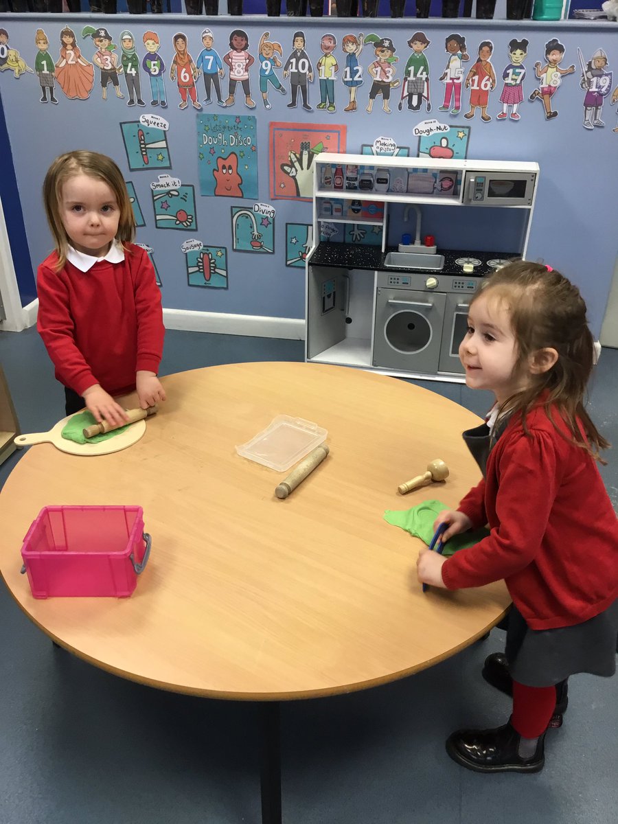 NurseryOPS's tweet image. So excited to see that the children’s beans have started to grow and the plant has flowered! #opsscience #growing #understandingtheworld