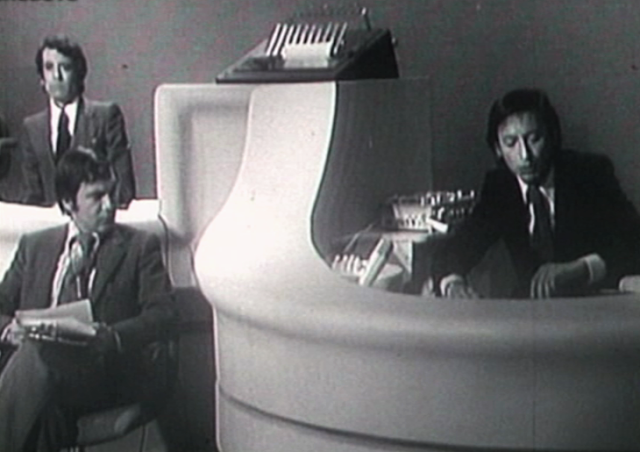 El 13 noviembre del 74 se produce un acontecimiento en la todavía breve historia de la Segunda Cadena de TVE, nace su primer informativo diario que recibe un nombre que no deja lugar a la confusión: "Noticias en la Segunda".  Luis Tomás Melgar creó un formato totalmente novedoso.