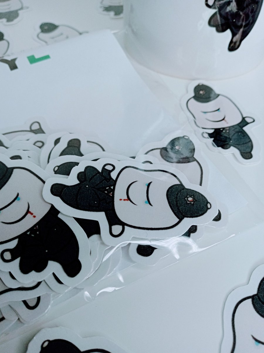 EJBrownAuthor's tweet image. Look what arrived over the weekend 😁

And they even threw in a mug!

What do you think?

If you like these you should take a look at @WriterDjb . He's created loads of these doodles, including all your horror favourites.

#thelaughingpoliceman #indiehorror #vinylstickers