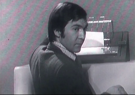 Aquel informativo fue cariñosamente apodado como "la bañera" por su original decorado. Arozamena, Victoria Prego y Matías Prats iniciaron su andadura allí. Fue el primero que se emitía en color pero sólo se conserva uno en B/N.
carta-de-ajuste.blogspot.com/2011/11/notici…