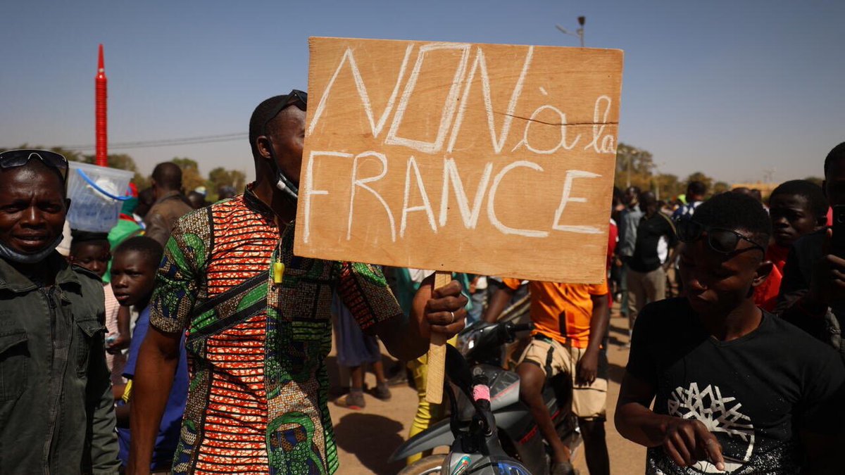 Des manifestants Burkinabé réclament le départ des derniers soldats français. 
À l’appel du collectif des leaders panafricains, des centaines de personnes ont manifesté hier à Ouagadougou pour dire « non » à l’impérialisme et soutenir la Transition dirigée par le capitaine IT.
