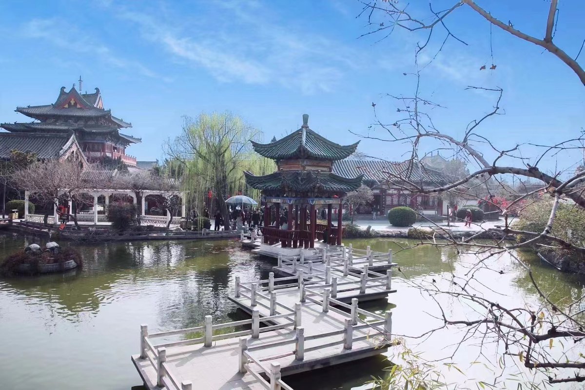 Visit_Henan's tweet image. Spring has ushered in #Kaifeng, where the picturesque scenery is enchanting. #SpringinHenan #springscenery #ancientcapitalcity