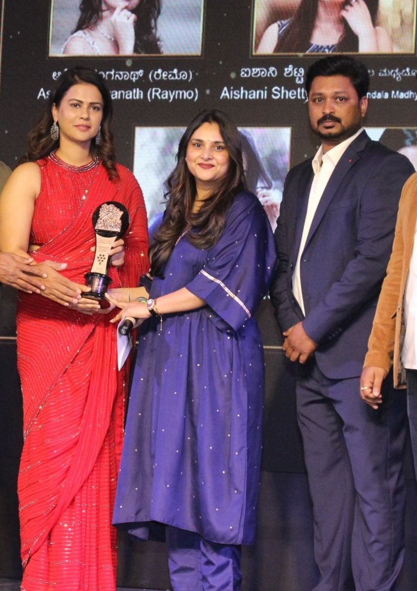 When you are standing next to two such pretty and sweetest soul, and you are caught on 📸 with a serious face 🤦😁 Thank you @divyaspandana ma'am for your time, support & kind words. So happy to be part of your first @AcademyCFC award 🏆 - Congratulations @sharmilamandre 💐💐