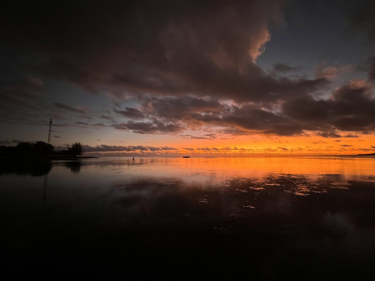 Quand le ciel épouse la mer 🌅
#tahiti #papara #sunset #polynésie 

@AirTahitiNuiFR 
@TahitiTourisme