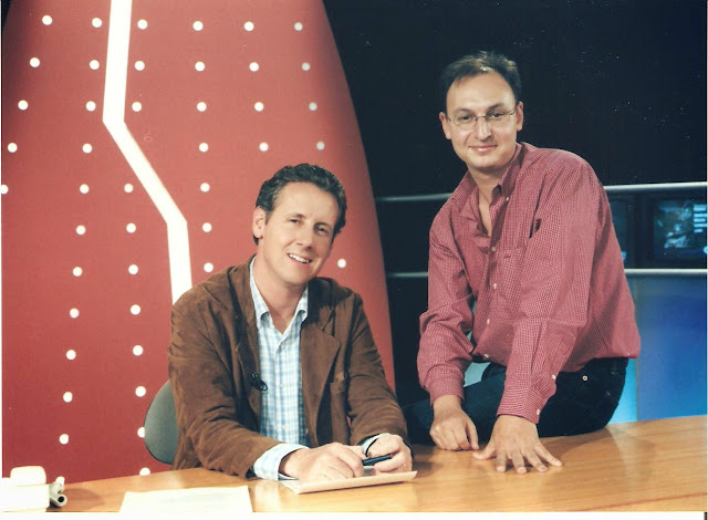 El 7 de noviembre de 1994 se estrena "La 2 Noticias". Quizás por indiferencia o por todo lo contrario (¡quién sabe!) se permite a un equipo mínimo hacer algo distinto. Tan poco confiaban en ellos que ni siquiera se pensó que se debía conservar aquel primer día.