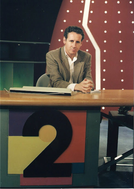 Aquellos directivos no se podían imaginar que el trío formado por Fran Llorente (editor), Lorenzo Milá (presentador) y Fernando Navarrete (realizador) revolucionaría la forma de presentar las noticias tal y como habían hecho sus predecesores 20 años antes.
carta-de-ajuste.blogspot.com/2014/11/20-ano…