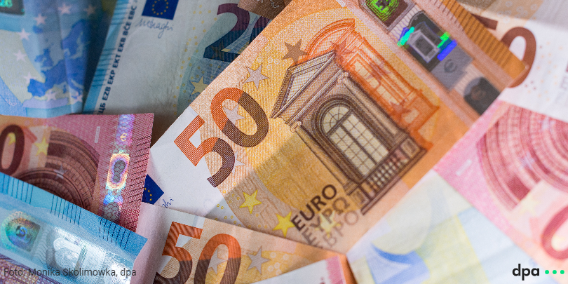 Countdown zum #dpaVolo – noch 9 Tage: Let's talk about money: <a href="/dpa/">dpa</a> bezahlt Tarifgehalt. Volos verdienen bis zu 34403 € pro Jahr, dazu gibt es Sonn-/Feiertags-/Nachtzuschläge, 30 Tage Urlaub + 7 freie Tage extra und mehr. Hört sich gut an? Zur Bewerbung: dpaq.de/UDlQF